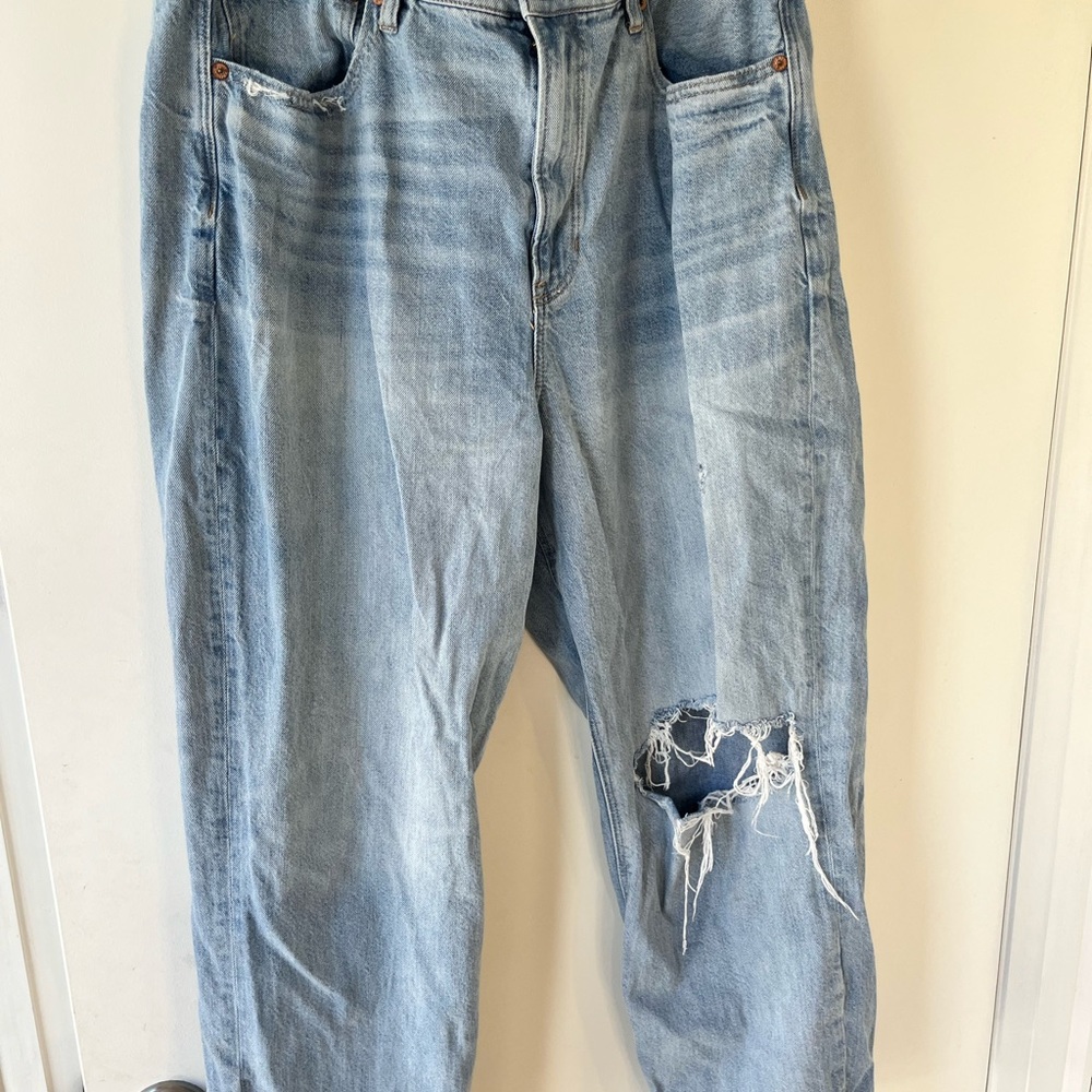 American Eagle 90’s boyfriend jeans